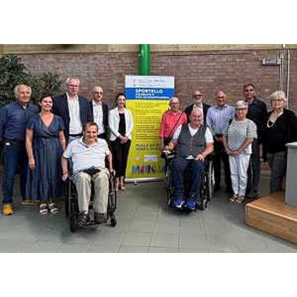 Foto di gruppo all'inaugurazione del Centro riferimento informativo disabilità a Latisana. Il presidente del Cr Fvg, Mauro Bordin, è il terzo da sinistra - Foto di gruppo all'inaugurazione del Centro riferimento informativo disabilità a Latisana. Il presidente del Cr Fvg, Mauro Bordin, è il terzo da sinistra