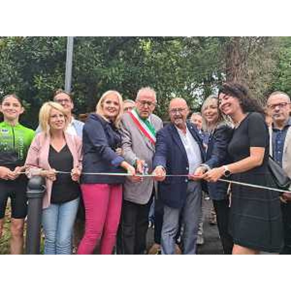 Il momento del taglio del nastro - Il momento del taglio del nastro