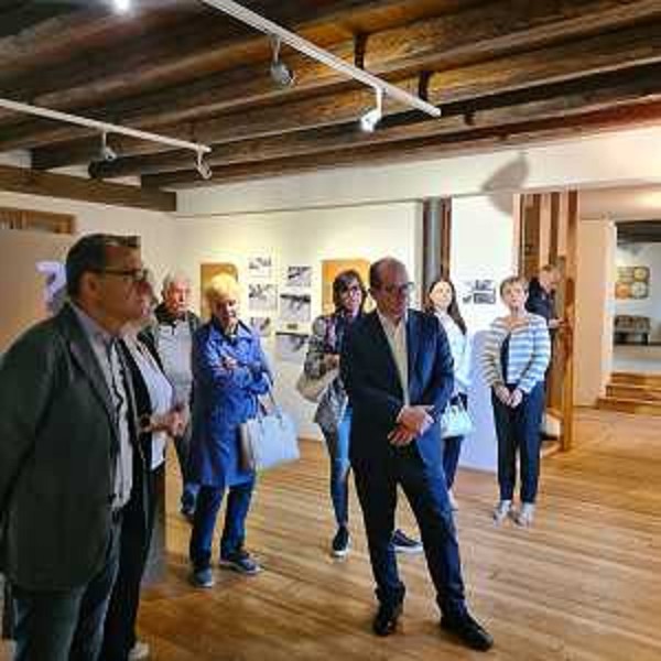 Il vicegovernatore del Fvg Mario Anzil durante un momento della visita alla mostra all'antico Mulino di Adegliacco di Tavagnacco - Il vicegovernatore del Fvg Mario Anzil durante un momento della visita alla mostra all'antico Mulino di Adegliacco di Tavagnacco