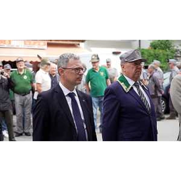 L'assessore regionale alle Risorse agroalimentari e forestali, Stefano Zannier, a sinistra, durante la cerimonia di San Gualberto, patrono dei Forestali d'Italia, a Paluzza - L'assessore regionale alle Risorse agroalimentari e forestali, Stefano Zannier, a sinistra, durante la cerimonia di San Gualberto, patrono dei Forestali d'Italia, a Paluzza