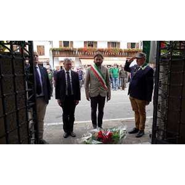 Un momento della commemorazione durante la cerimonia del santo patrono dei Forestali a Paluzza, l'assessore Stefano Zannier al centro - Un momento della commemorazione durante la cerimonia del santo patrono dei Forestali a Paluzza, l'assessore Stefano Zannier al centro