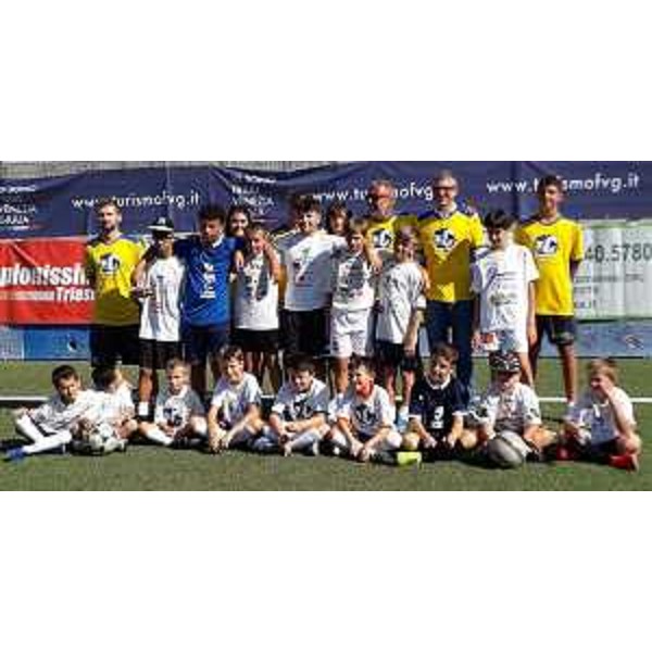 L'assessore Roberti insieme allo staff di Campionissimi e i piccoli calciatori. - L'assessore Roberti insieme allo staff di Campionissimi e i piccoli calciatori.