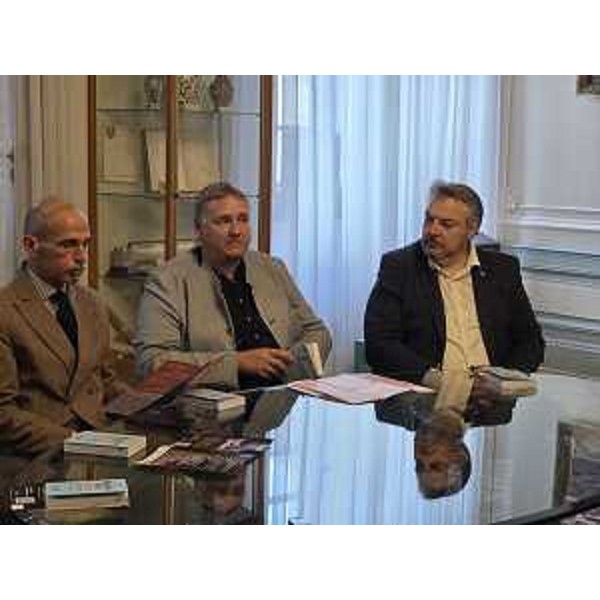 Diego Bernardis (Fp), primo da destra nella foto durante la presentazione della guida - Diego Bernardis (Fp), primo da destra nella foto durante la presentazione della guida