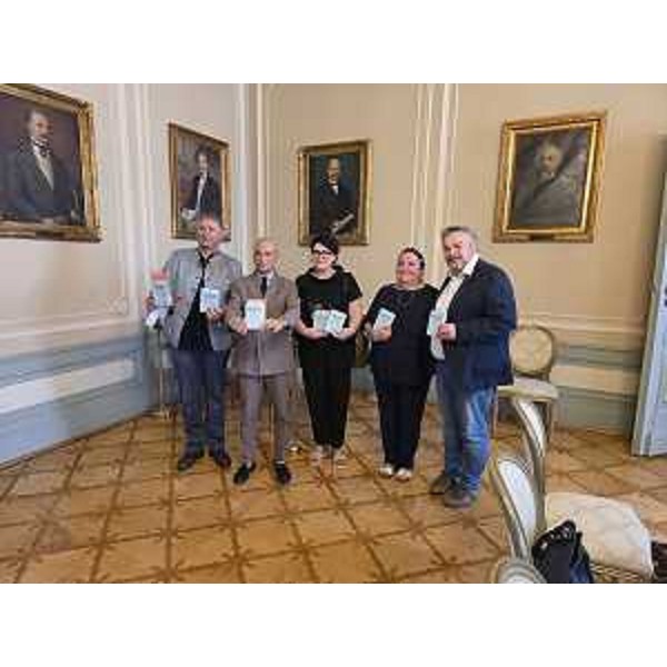 La foto di gruppo al termine della presentazione: il consigliere Bernardis è il primo da destra - La foto di gruppo al termine della presentazione: il consigliere Bernardis è il primo da destra