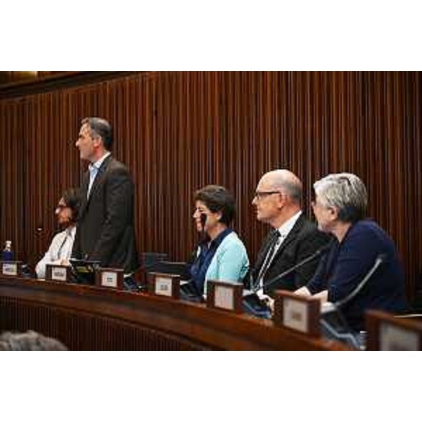 Massimo Moretuzzo (in piedi nella foto), capogruppo del Patto per l'Autonomia-Civica Fvg, sui banchi consiliari. La prima da destra è la consigliera Simona Liguori - Massimo Moretuzzo (in piedi nella foto), capogruppo del Patto per l'Autonomia-Civica Fvg, sui banchi consiliari. La prima da destra è la consigliera Simona Liguori