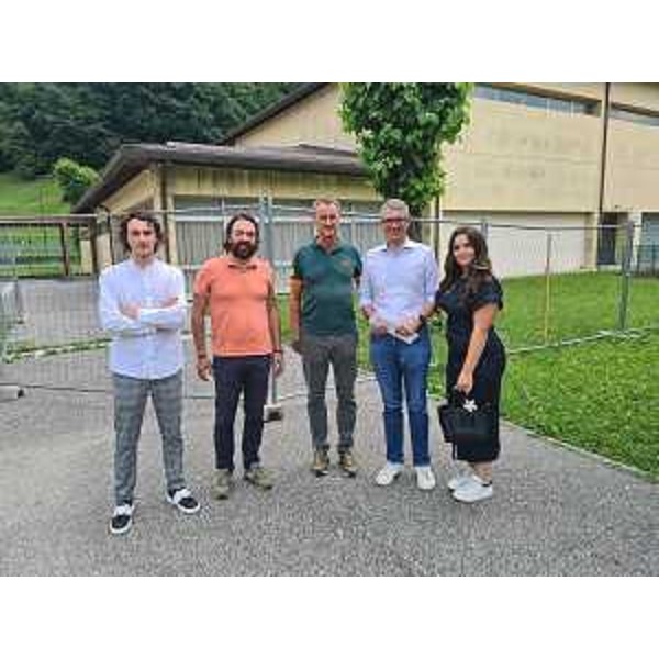 L'assessore Roberti (secondo da destra) in sopralluogo a Paluzza - L'assessore Roberti (secondo da destra) in sopralluogo a Paluzza