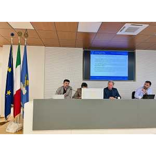 L'assessore regionale alla Difesa dell'ambiente e sviluppo sostenibile Fabio Scoccimarro (al centro) alla presentazione del Piano regionale delle attività estrattive alle associazioni di categoria delle imprese operanti nel settore delle estrazioni minerarie. - L'assessore regionale alla Difesa dell'ambiente e sviluppo sostenibile Fabio Scoccimarro (al centro) alla presentazione del Piano regionale delle attività estrattive alle associazioni di categoria delle imprese operanti nel settore delle estrazioni minerarie.