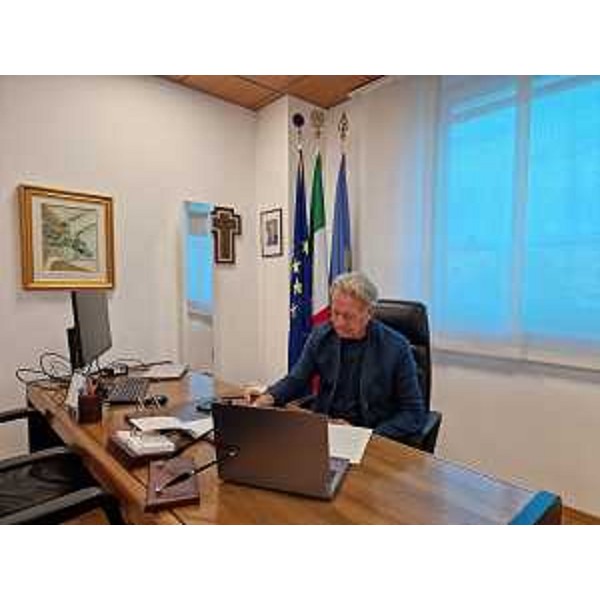 L'assessore regionale Fabio Scoccimarro impegnato nella videoconferenza - L'assessore regionale Fabio Scoccimarro impegnato nella videoconferenza