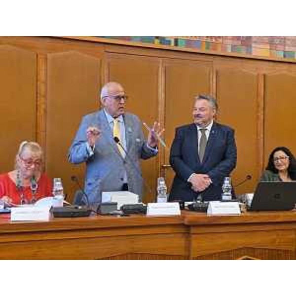 L'intervento del sindaco del Comune di Gorizia, Rodolfo Ziberna, insieme al presidente della V Commissione, Diego Bernardis (Fp) - L'intervento del sindaco del Comune di Gorizia, Rodolfo Ziberna, insieme al presidente della V Commissione, Diego Bernardis (Fp)