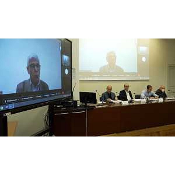 In primo piano lo scrittore Giuseppe Lupo che ha partecipato in videocollegamento. - In primo piano lo scrittore Giuseppe Lupo che ha partecipato in videocollegamento.