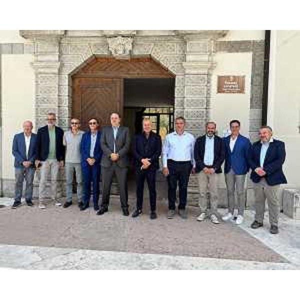 Al centro l'assessore Bini con sindacie e imprenditori della zona del Collio - Al centro l'assessore Bini con sindacie e imprenditori della zona del Collio