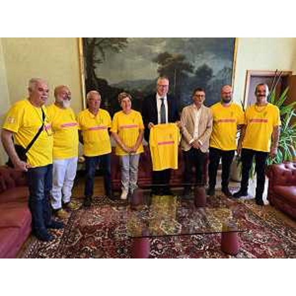 Al centro, il presidente del Cr Fvg, Mauro Bordin, e alla sua sinistra il consigliere regionale Carlo Bolzonello con la delegazione di "Chei dal Moss" - Al centro, il presidente del Cr Fvg, Mauro Bordin, e alla sua sinistra il consigliere regionale Carlo Bolzonello con la delegazione di "Chei dal Moss"