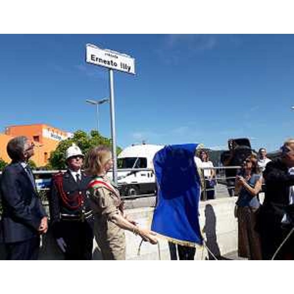 Il momento in cui è stato scoperto il cartello stradale dedicato a Ernesto Illy. - Il momento in cui è stato scoperto il cartello stradale dedicato a Ernesto Illy. 