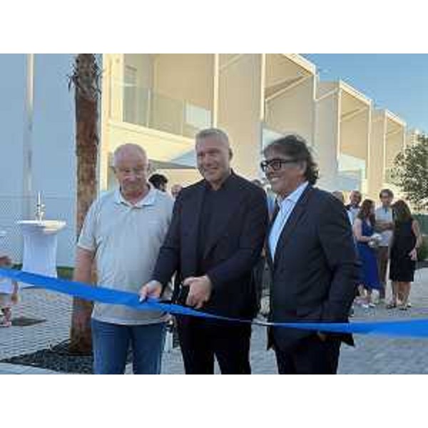 L'assessore regionale alle Attività produttive e turismo Sergio Emidio Bini (al centro) a Lignano Sabbiadoro all'inaugurazione di Residence 124 - L'assessore regionale alle Attività produttive e turismo Sergio Emidio Bini (al centro) a Lignano Sabbiadoro all'inaugurazione di Residence 124 