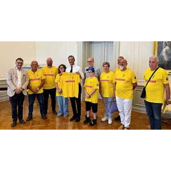 Carlo Bolzonello (Fedriga presidente), primo a sinistra, con il gruppo "Chei del Moss", il presidente Massimiliano Fedriga al centro e l'assessore regionale alla Salute, Riccardo Riccardi, alle sue spalle - Carlo Bolzonello (Fedriga presidente), primo a sinistra, con il gruppo "Chei del Moss", il presidente Massimiliano Fedriga al centro e l'assessore regionale alla Salute, Riccardo Riccardi, alle sue spalle