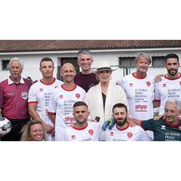 Roberti con la squadra di calcio della Polizia e Fabio Baldas, ex arbitro internazionale - Roberti con la squadra di calcio della Polizia e Fabio Baldas, ex arbitro internazionale