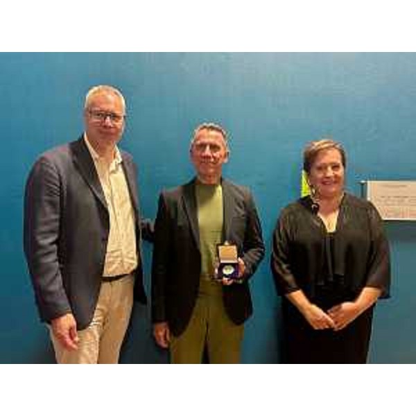 Mauro Bordin, presidente del Cr Fvg, dopo la consegna del sigillo del Consiglio al presidente della banda comunale, Luigi Indri, e alla direttrice Linda Signor - Mauro Bordin, presidente del Cr Fvg, dopo la consegna del sigillo del Consiglio al presidente della banda comunale, Luigi Indri, e alla direttrice Linda Signor