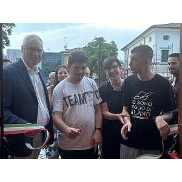 Il presidente Bordin, primo da sinistra, durante l'inaugurazione della mostra organizzata dall'associazione ProgettoAutismo Fvg - Il presidente Bordin, primo da sinistra, durante l'inaugurazione della mostra organizzata dall'associazione ProgettoAutismo Fvg