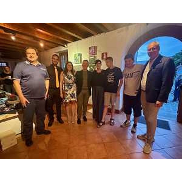 Il presidente Bordin, primo da destra, con i responsabili di ProgettoAutismo Fvg e alcuni dei ragazzi dell'associazione - Il presidente Bordin, primo da destra, con i responsabili di ProgettoAutismo Fvg e alcuni dei ragazzi dell'associazione