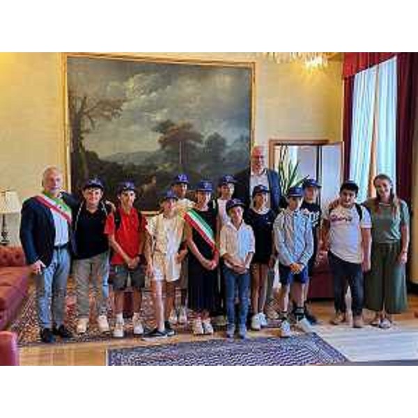 Foto di gruppo nella sala di rappresentanza del Consiglio regionale del Friuli Venezia Giulia con il presidente Mauro Bordin, i ragazzi del Consiglio comunale di Palazzolo dello Stella e il sindaco Franco D'Altilia - Foto di gruppo nella sala di rappresentanza del Consiglio regionale del Friuli Venezia Giulia con il presidente Mauro Bordin, i ragazzi del Consiglio comunale di Palazzolo dello Stella e il sindaco Franco D'Altilia