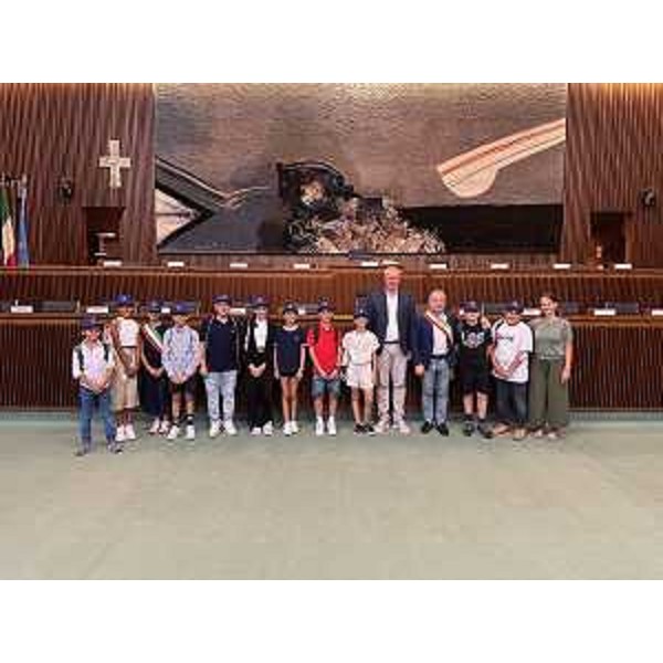 Foto di gruppo all'interno dell'aula del Consiglio regionale - Foto di gruppo all'interno dell'aula del Consiglio regionale