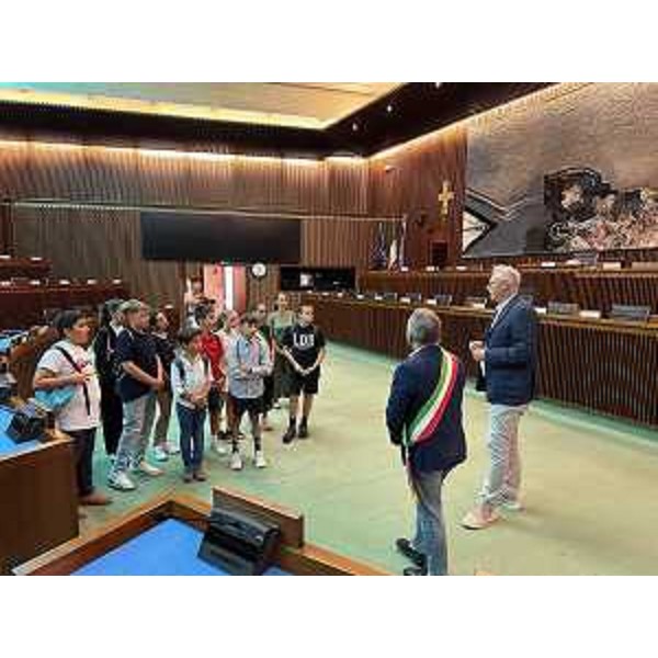 Il presidente del Consiglio regionale, Mauro Bordin, mostra l'aula ai ragazzi di Palazzolo - Il presidente del Consiglio regionale, Mauro Bordin, mostra l'aula ai ragazzi di Palazzolo