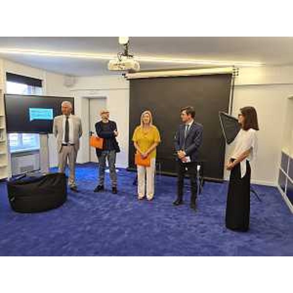L'assessore regionale Cristina Amirante, al centro, durante il suo intervento all'inaugurazione della rinnovata Mediateca di Cinemazero a Pordenone - L'assessore regionale Cristina Amirante, al centro, durante il suo intervento all'inaugurazione della rinnovata Mediateca di Cinemazero a Pordenone