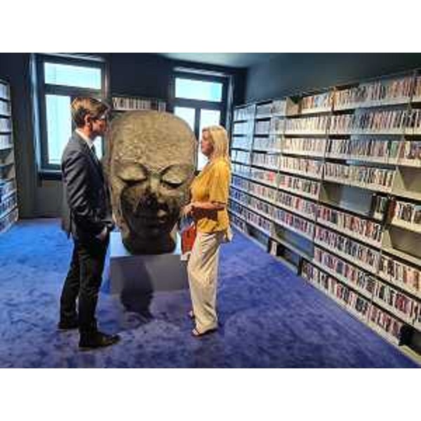 L'assessore regionale Cristina Amirante con il presidente di Cinemazero Marco Fortunato nei locali della Mediateca di Palazzo Badini a Pordenone - L'assessore regionale Cristina Amirante con il presidente di Cinemazero Marco Fortunato nei locali della Mediateca di Palazzo Badini a Pordenone