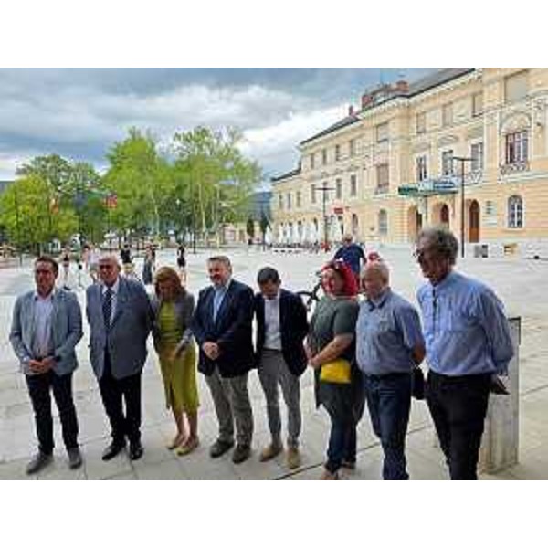 Il consigliere Diego Bernardis (Fp) quarto da sinistra nella foto di gruppo in piazza Transalpina - Il consigliere Diego Bernardis (Fp) quarto da sinistra nella foto di gruppo in piazza Transalpina