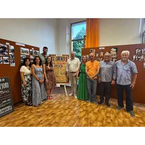 Il presidente Bordin, al centro nella foto, durante la visita alla mostra su Storia e memoria - Il presidente Bordin, al centro nella foto, durante la visita alla mostra su Storia e memoria