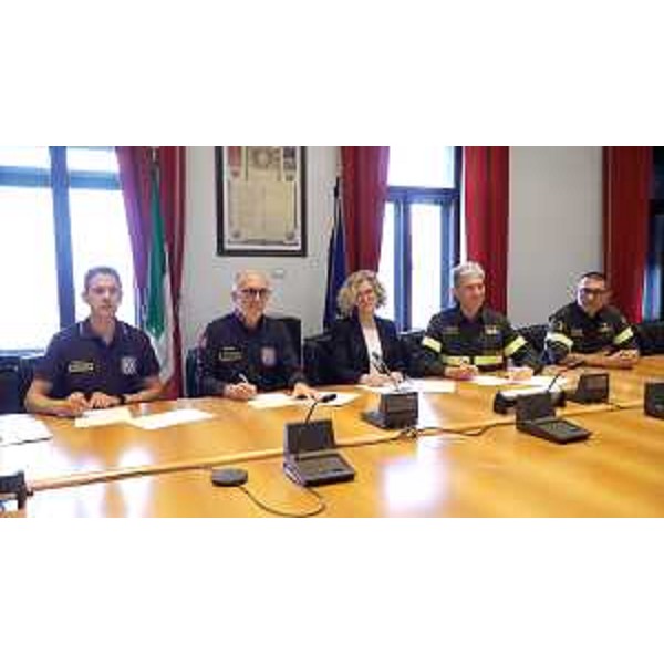 La sottoscrizione del nuovo accordo tra la Regione Autonoma Friuli Venezia Giulia, la Prefettura di Trieste e il Dipartimento dei Vigili del Fuoco, del Soccorso pubblico e della Difesa civile del Ministero dell'Interno - La sottoscrizione del nuovo accordo tra la Regione Autonoma Friuli Venezia Giulia, la Prefettura di Trieste e il Dipartimento dei Vigili del Fuoco, del Soccorso pubblico e della Difesa civile del Ministero dell'Interno