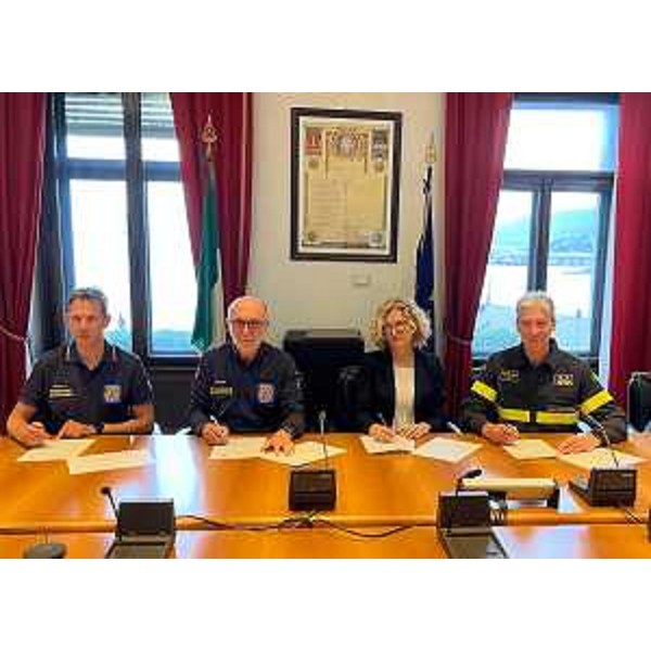 La sottoscrizione del nuovo accordo tra la Regione Autonoma Friuli Venezia Giulia, la Prefettura di Trieste e il Dipartimento dei Vigili del Fuoco, del Soccorso pubblico e della Difesa civile del Ministero dell'Interno - La sottoscrizione del nuovo accordo tra la Regione Autonoma Friuli Venezia Giulia, la Prefettura di Trieste e il Dipartimento dei Vigili del Fuoco, del Soccorso pubblico e della Difesa civile del Ministero dell'Interno