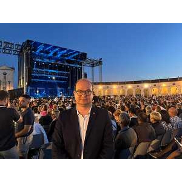 Il vicegovernatore con delega alla Cultura Mario Anzil a Villa Manin con alle sue spalle il palco dove si sta per esibire Giorgia - Il vicegovernatore con delega alla Cultura Mario Anzil a Villa Manin con alle sue spalle il palco dove si sta per esibire Giorgia