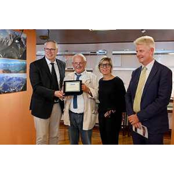 Il presidente del Cr, Mauro Bordin, consegna a Diego Cinello una targa di riconoscimento. Nella foto anche l'assessore Fvg alle Finanze, Barbara Zilli, e il presidente della Società filologica friulana, Fedrecio Vicario - Il presidente del Cr, Mauro Bordin, consegna a Diego Cinello una targa di riconoscimento. Nella foto anche l'assessore Fvg alle Finanze, Barbara Zilli, e il presidente della Società filologica friulana, Fedrecio Vicario