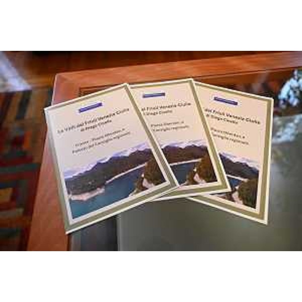 Le brochures della mostra "Le valli del Friuli Venezia Giulia" di Diego Cinello allestita in Consiglio regionale - Le brochures della mostra "Le valli del Friuli Venezia Giulia" di Diego Cinello allestita in Consiglio regionale