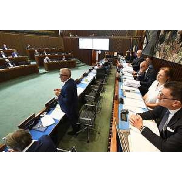 I lavori dell'Aula durante l'esame dell'articolo 2 con l'assessore Fvg alle Attivirtà produttive, Sergio Emidio Bini - I lavori dell'Aula durante l'esame dell'articolo 2 con l'assessore Fvg alle Attivirtà produttive, Sergio Emidio Bini