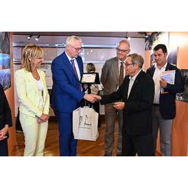 Scambio di omaggi tra il presidente del Cr, Mauro Bordin, e il presidente del Gruppo cordenonese del Ciavedal, Raffaele Cadamuro - Scambio di omaggi tra il presidente del Cr, Mauro Bordin, e il presidente del Gruppo cordenonese del Ciavedal, Raffaele Cadamuro