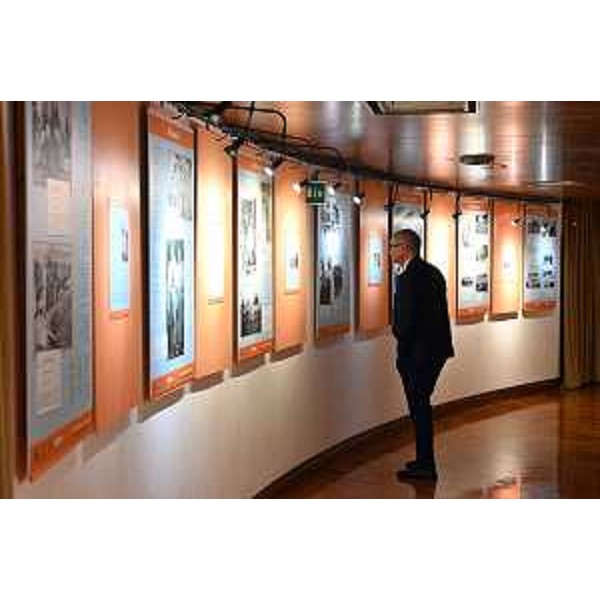 Uno scorcio della mostra "Malta madòns e co pous torni. L'emigrazione friulana vista da Renato Appi" allestita in Consiglio regionale a Trieste - Uno scorcio della mostra "Malta madòns e co pous torni. L'emigrazione friulana vista da Renato Appi" allestita in Consiglio regionale a Trieste