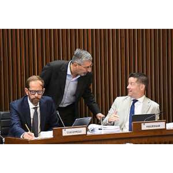 Andrea Carli (Pd) tra Claudio Giacomelli e Markus Maurmair (FdI) - Andrea Carli (Pd) tra Claudio Giacomelli e Markus Maurmair (FdI)