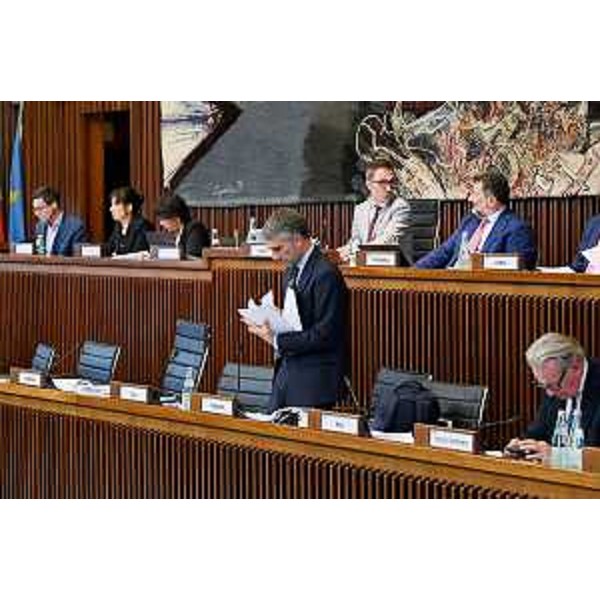 I banchi di Presidenza e Giunta durante l'intervento dell'assessore Fvg alle Autonomie locali, Pierpaolo Roberti - I banchi di Presidenza e Giunta durante l'intervento dell'assessore Fvg alle Autonomie locali, Pierpaolo Roberti