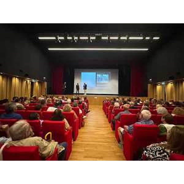 La sala del teatro Miotto che ha ospitato l'evento - La sala del teatro Miotto che ha ospitato l'evento