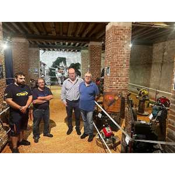 Anzil visita la mostra sulle motoseghe ad Ariis - Anzil visita la mostra sulle motoseghe ad Ariis