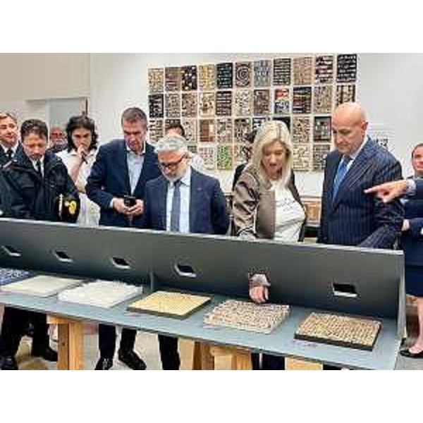 L'assessore Cristina Amirante durante la visita alla Scuola mosaicisti del Friuli di Spilimbergo - L'assessore Cristina Amirante durante la visita alla Scuola mosaicisti del Friuli di Spilimbergo