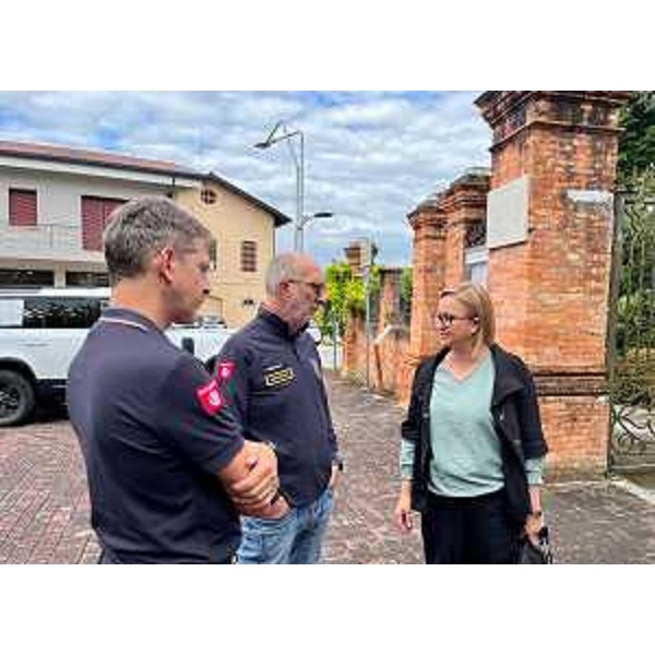 L'assessore regionale alla Protezione civile Riccardo Riccardi durante il sopralluogo a Pasiano di Pordenone assieme al sindaco Marta Amadio - L'assessore regionale alla Protezione civile Riccardo Riccardi durante il sopralluogo a Pasiano di Pordenone assieme al sindaco Marta Amadio