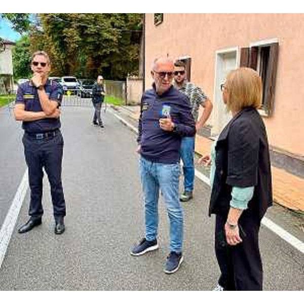 L'assessore regionale alla Protezione civile Riccardo Riccardi durante il sopralluogo a Pasiano di Pordenone assieme al sindaco Marta Amadio - L'assessore regionale alla Protezione civile Riccardo Riccardi durante il sopralluogo a Pasiano di Pordenone assieme al sindaco Marta Amadio