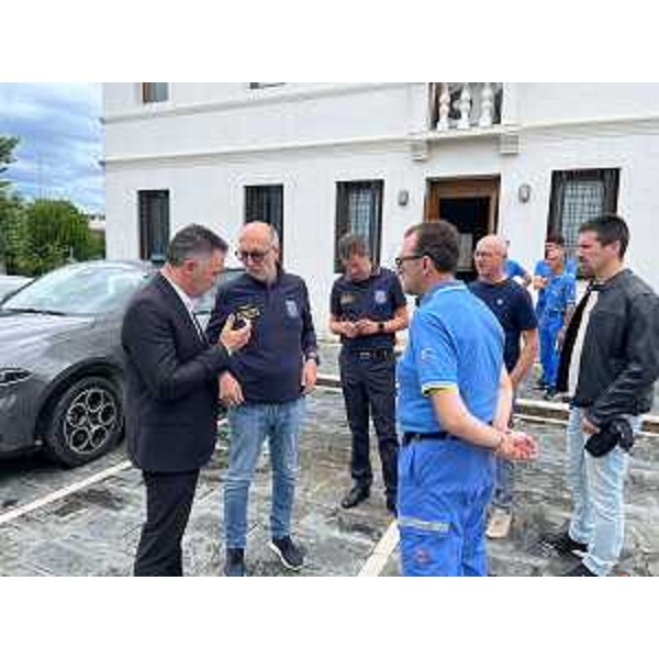 L'assessore regionale alla Protezione civile Riccardo Riccardi durante il sopralluogo a Brugnera assieme al sindaco Renzo Dolfi e ai volontari della Protezione civile - L'assessore regionale alla Protezione civile Riccardo Riccardi durante il sopralluogo a Brugnera assieme al sindaco Renzo Dolfi e ai volontari della Protezione civile