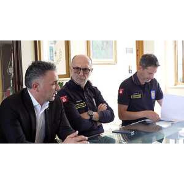 L'assessore regionale alla Protezione civile Riccardo Riccardi durante il sopralluogo a Brugnera assieme al sindaco Renzo Dolfi e ai volontari della Protezione civile - L'assessore regionale alla Protezione civile Riccardo Riccardi durante il sopralluogo a Brugnera assieme al sindaco Renzo Dolfi e ai volontari della Protezione civile