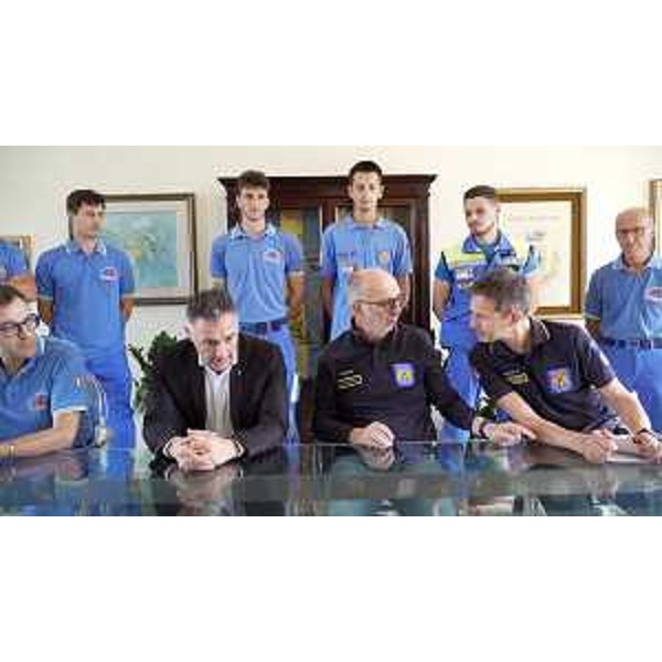 L'assessore regionale alla Protezione civile Riccardo Riccardi durante il sopralluogo a Brugnera assieme al sindaco Renzo Dolfi e ai volontari della Protezione civile - L'assessore regionale alla Protezione civile Riccardo Riccardi durante il sopralluogo a Brugnera assieme al sindaco Renzo Dolfi e ai volontari della Protezione civile