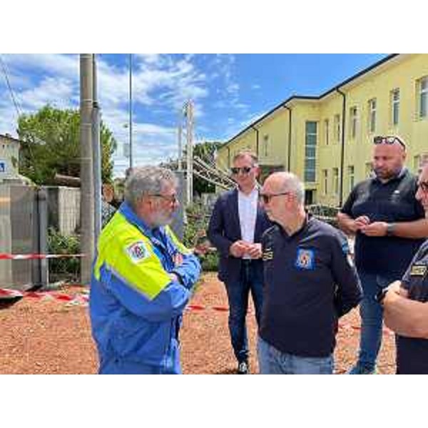 L'assessore regionale alla Protezione civile Riccardo Riccardi a Porcia con il sindaco Marco Sartini assieme ai volontari della Protezione civile nei pressi della scuola danneggiata dal maltempo - L'assessore regionale alla Protezione civile Riccardo Riccardi a Porcia con il sindaco Marco Sartini assieme ai volontari della Protezione civile nei pressi della scuola danneggiata dal maltempo