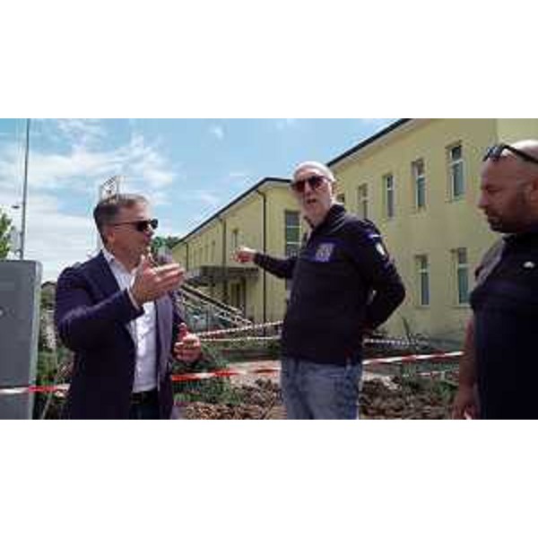 L'assessore regionale alla Protezione civile Riccardo Riccardi a Porcia con il sindaco Marco Sartini e i volontari della Protezione civile nei pressi della scuola danneggiata dal maltempo - L'assessore regionale alla Protezione civile Riccardo Riccardi a Porcia con il sindaco Marco Sartini e i volontari della Protezione civile nei pressi della scuola danneggiata dal maltempo